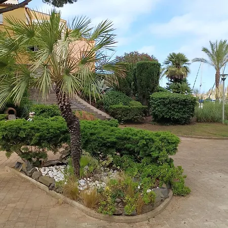 Avec Piscine Sur Quai Avec Bateau *