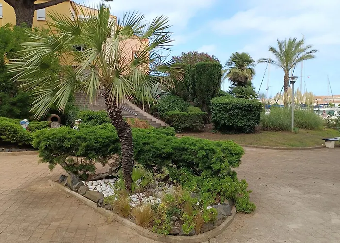 Avec Piscine Sur Quai Avec Bateau *